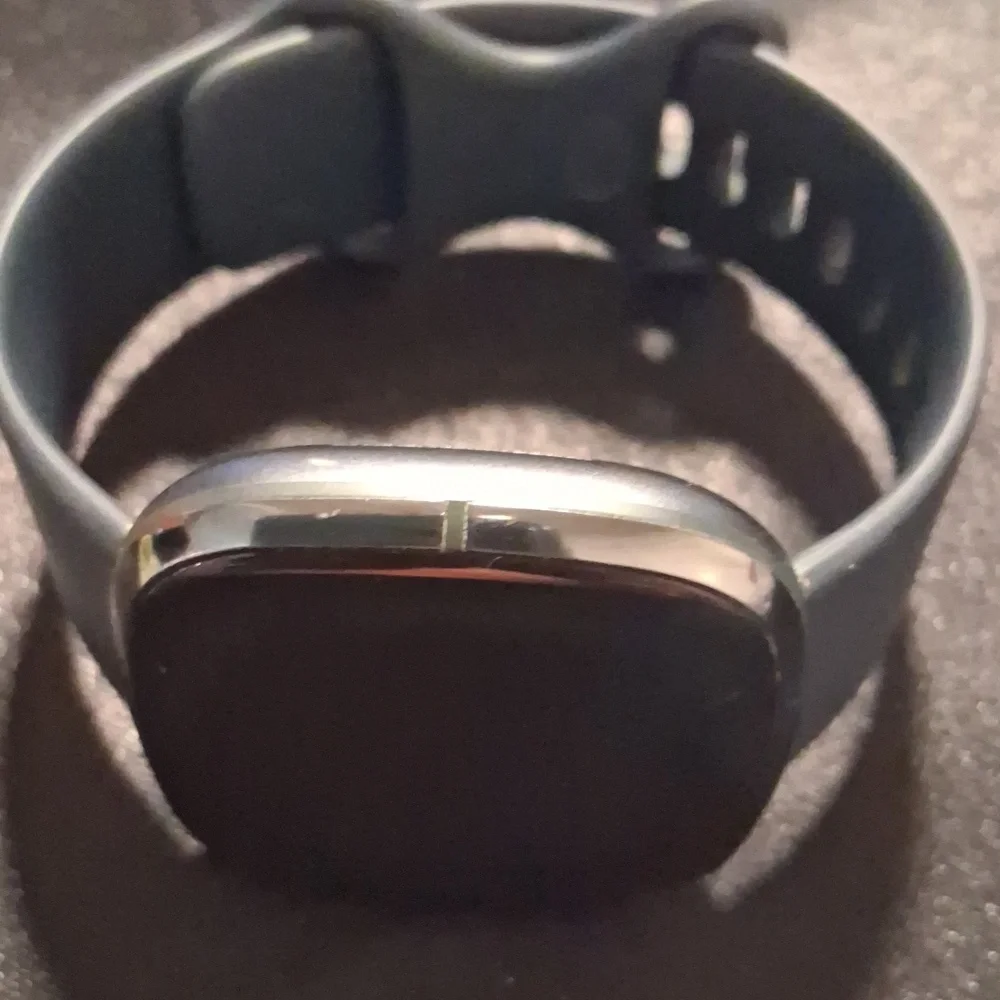 Fitbit Sence Gps, HR, Healthtracker w/ NAVY BLUE Band No Charger. Works Great.